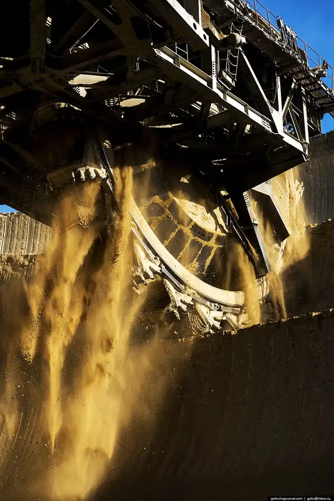 Назаровский угольный разрез. Здесь могли бы снимать «Безумного Макса»