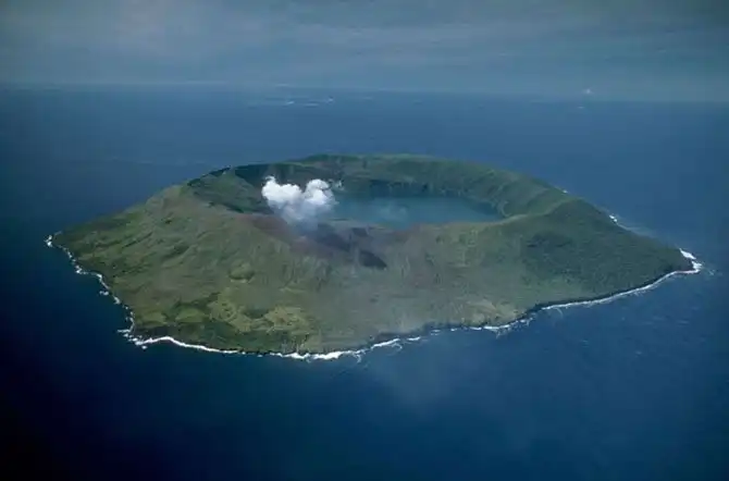 Самые красивые вулканические озера мира