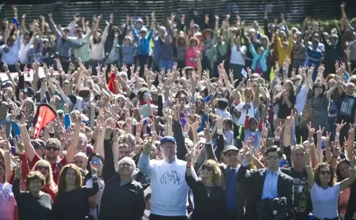 Жители Нью-Йорка почтили память Джона Леннона, выстроившись в огромный символ мира