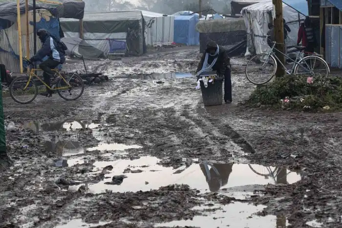 Непогода превратила французский лагерь для беженцев в настоящее болото