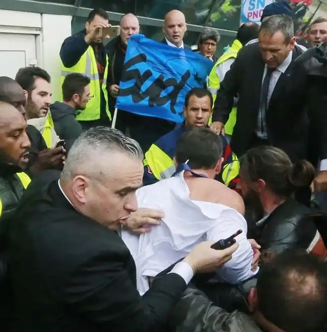 Руководителям Air France пришлось спасаться бегством от разъяренных работников