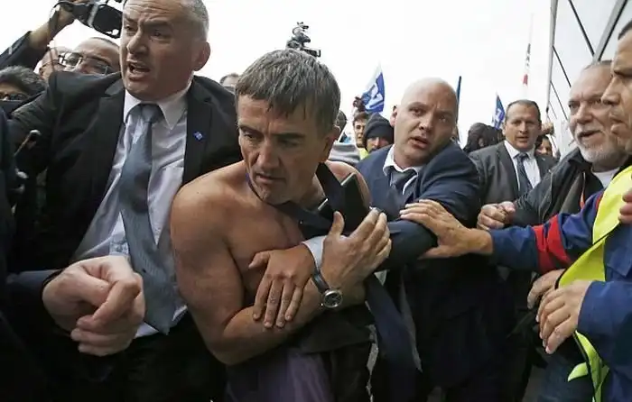 Руководителям Air France пришлось спасаться бегством от разъяренных работников