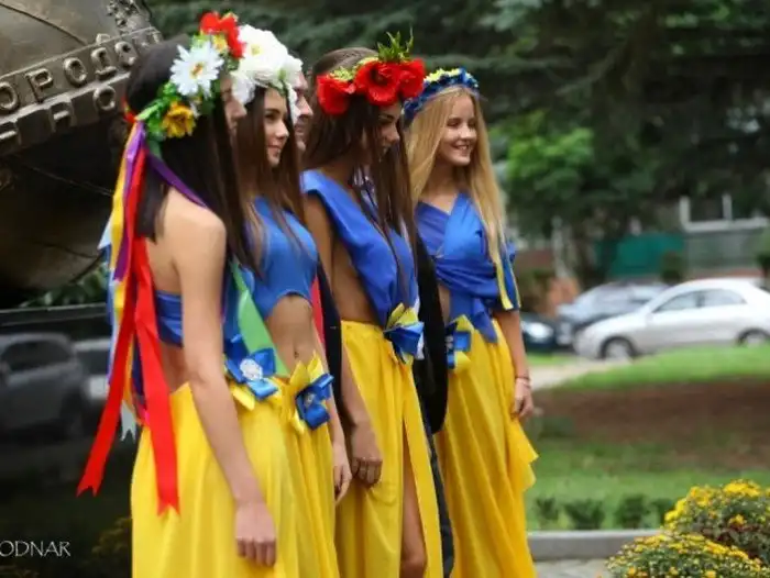 На праздновании 70-й годовщины УжНУ студенток нарядили в откровенные платья