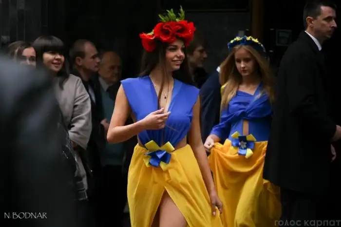 На праздновании 70-й годовщины УжНУ студенток нарядили в откровенные платья