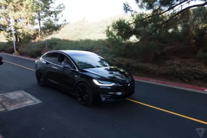 Компания Tesla официально представила кроссовер-электрокар Model X