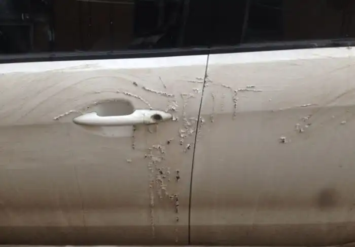 В Санкт-Петербурге злоумышленник облил автомобиль кислотой и пригрозил хозяйке смертью