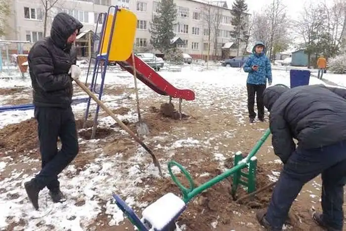 Не прошедший на выборах депутат отомстил избирателям, демонтировав установленную им детскую площадку