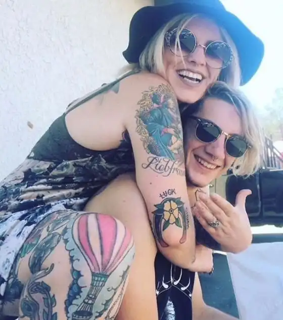 Парень сделал предложение девушке, подарив ей кольцо с собственным зубом мудрости