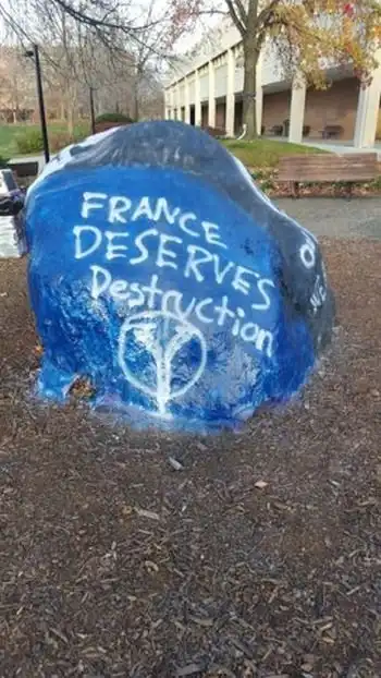 В американском университете неизвестные устроили пропаганду ИГИЛ на гранитном монументе