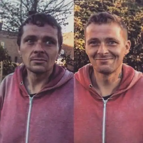 Парикмахер бесплатно стрижет бездомных после полного рабочего дня