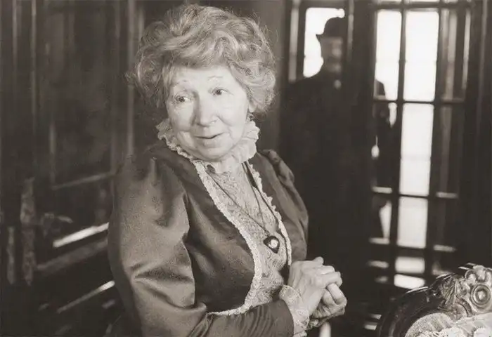 Актриса Рина Зеленая на съёмках фильма «Шерлок Холмс и доктор Ватсон»