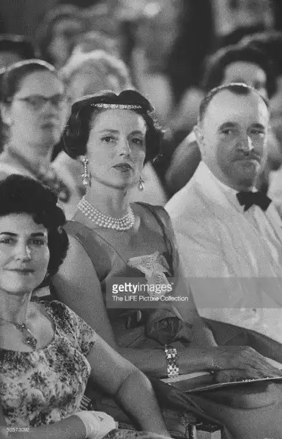 Возвращается муж из командировки, а в шкафу у жены - посол!