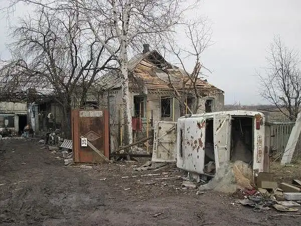 Руины поселка Пески - линия фронта. Ровнять все по Аэропорт.