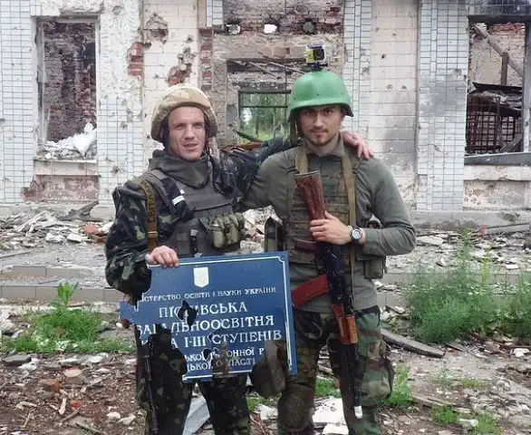 Руины поселка Пески - линия фронта. Ровнять все по Аэропорт.