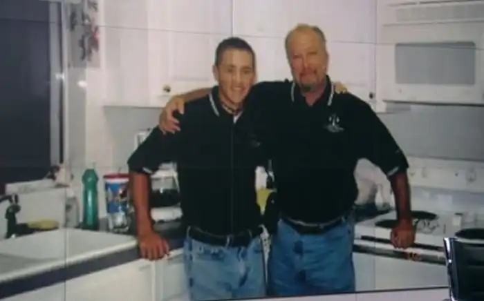 Любящий отец с оружием в руках отстоял жизнь сынаd