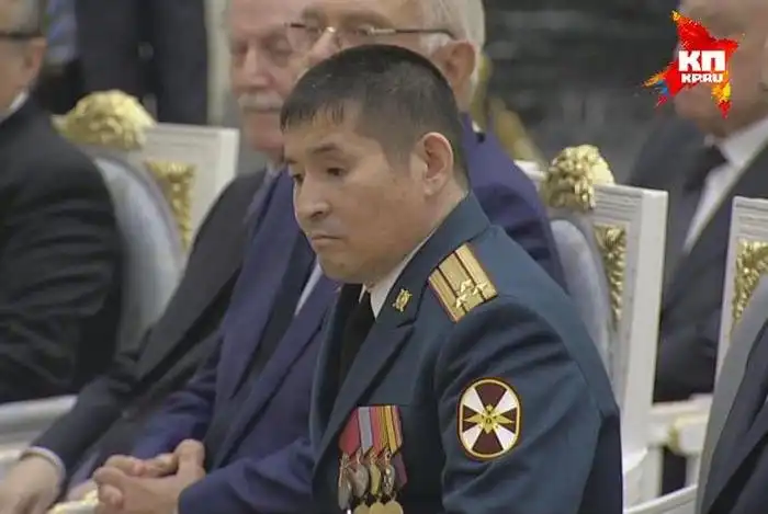 Владимир Путин вручил звезду «Героя России» полковнику Серику Султангабиеву