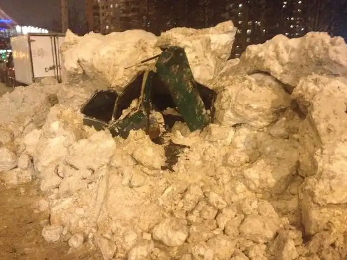 Снегоуборочная машина раздавила автомобиль, приняв его за кучу снега