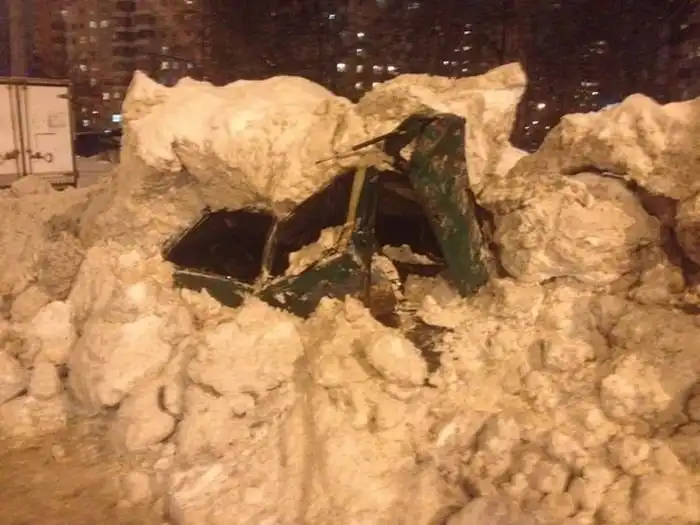 Снегоуборочная машина раздавила автомобиль, приняв его за кучу снега