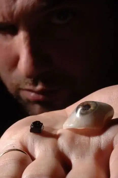 Режиссер Роб Спенс вставил камеру вместо глаза и теперь снимает интервью от первого лица