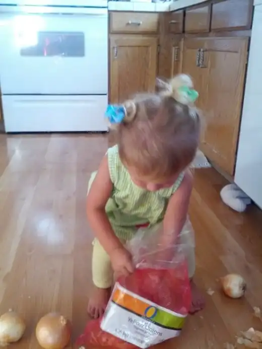 Девочка решила съесть яблоко