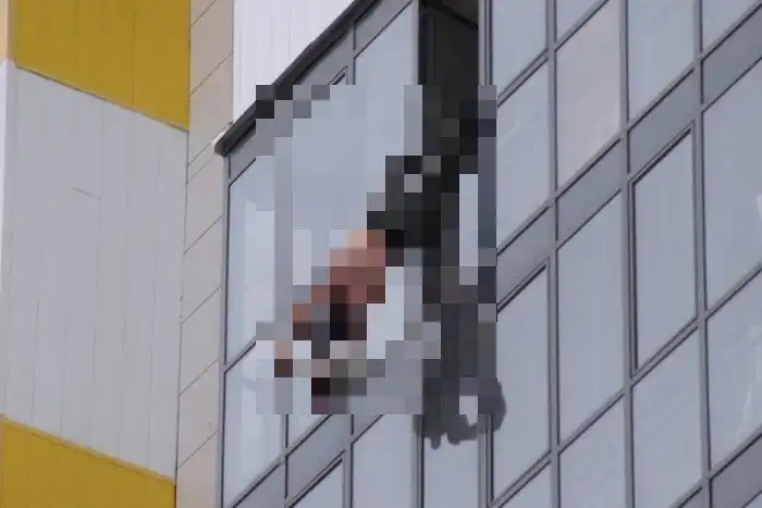 В Новосибирске мужчина полчаса провисел за окном 15 этажа