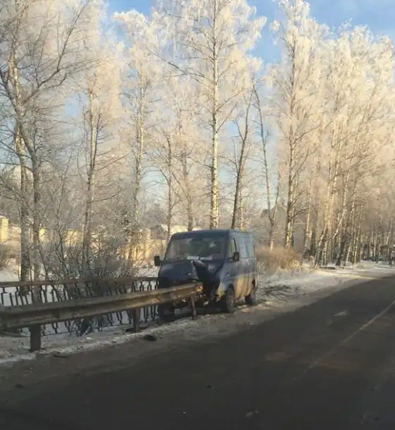 В Пушкине фургон оказался нанизанным на дорожный отбойник
