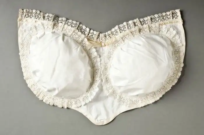 История женского коварства: как увеличивали грудь столетие назад