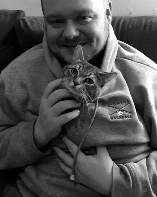 Сидящий на корточках кот удивил пользователей сети