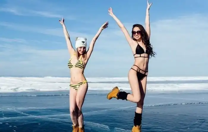 На Байкале при 20-градусном морозе провели вечеринку в купальниках