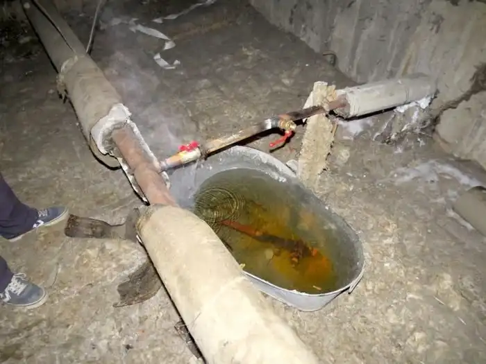 В Екатеринбурге коммунальщики «устранили» течь, подставив под трубу старый таз