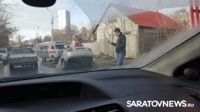 В Саратове автомобиль провалился в огромную яму на дороге