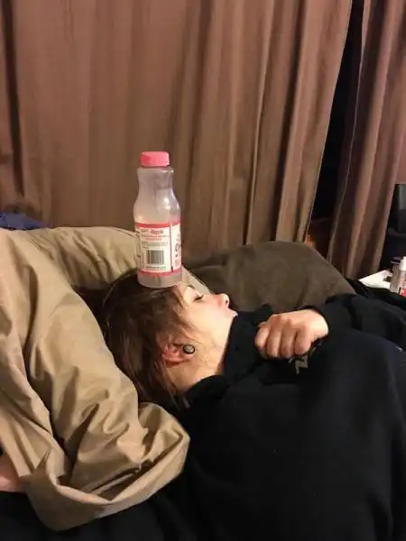 Крепкий сон девушки сподвиг парня на забавную фотосессию