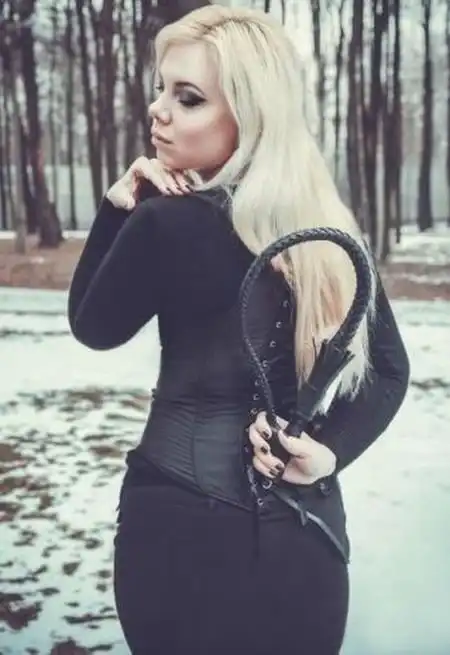 В Подмосковье учительница оказалась в центре скандала из-за фотографий в соцсети