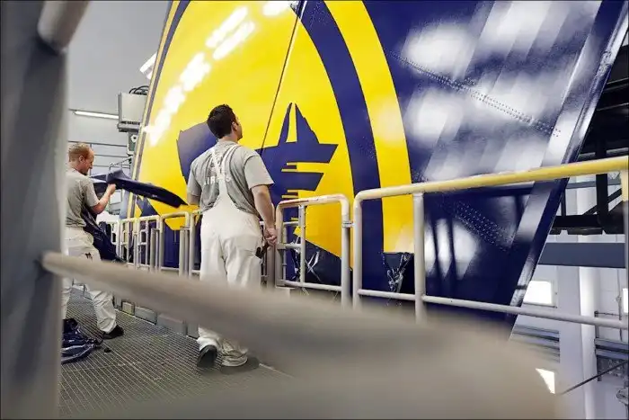 Как красят самый большой самолет. Airbus А-380 в Гамбурге