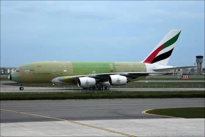 Как красят самый большой самолет. Airbus А-380 в Гамбурге