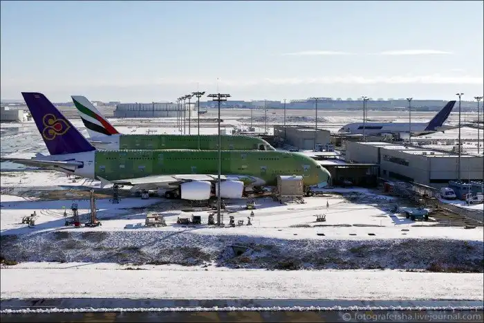 Как красят самый большой самолет. Airbus А-380 в Гамбурге