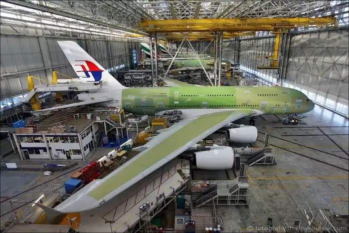 Как красят самый большой самолет. Airbus А-380 в Гамбурге