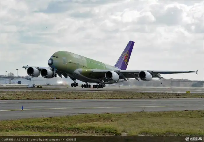 Как красят самый большой самолет. Airbus А-380 в Гамбурге