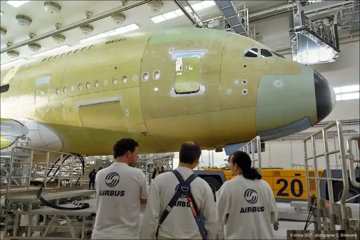 Как красят самый большой самолет. Airbus А-380 в Гамбурге