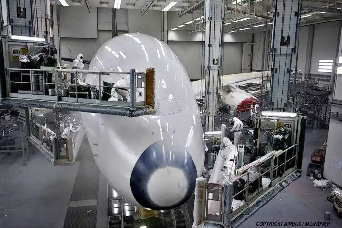 Как красят самый большой самолет. Airbus А-380 в Гамбурге