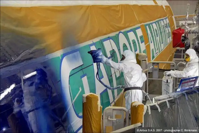 Как красят самый большой самолет. Airbus А-380 в Гамбурге