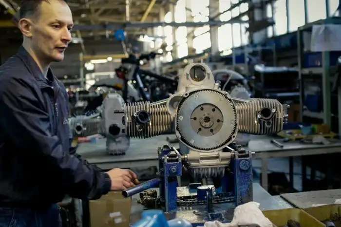 Как собирают мотоциклы «Урал»