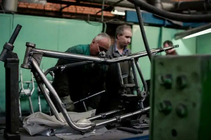 Как собирают мотоциклы «Урал»