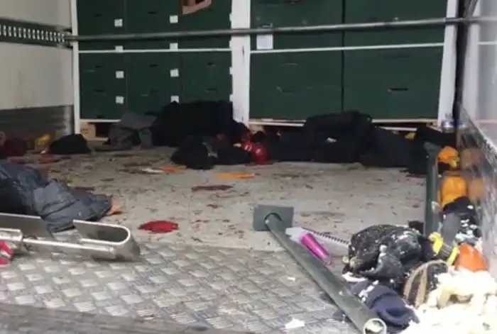 Полиция Великобритании остановила грузовик с 26-ю беженцами