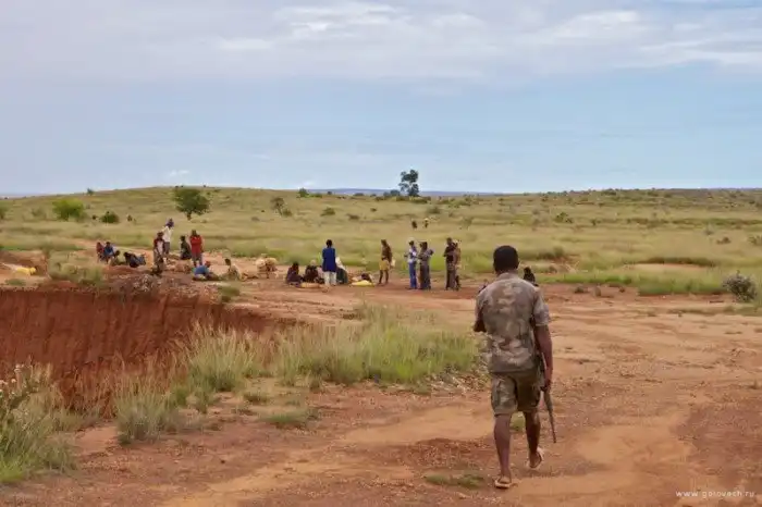 Как добывают и продают нелегальные драгоценные камни на Мадагаскаре