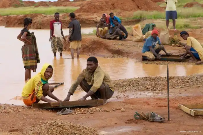 Как добывают и продают нелегальные драгоценные камни на Мадагаскаре