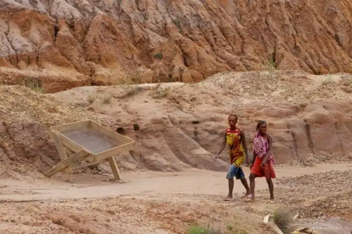 Как добывают и продают нелегальные драгоценные камни на Мадагаскаре