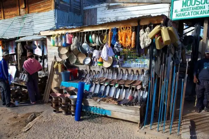 Как добывают и продают нелегальные драгоценные камни на Мадагаскаре