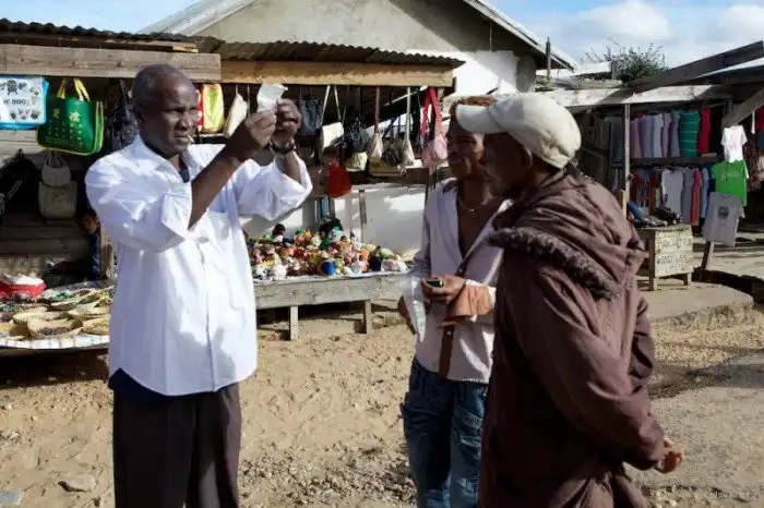 Как добывают и продают нелегальные драгоценные камни на Мадагаскаре