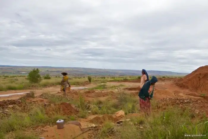 Как добывают и продают нелегальные драгоценные камни на Мадагаскаре